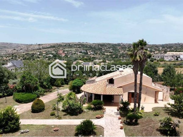 casa indipendente in vendita a Modica