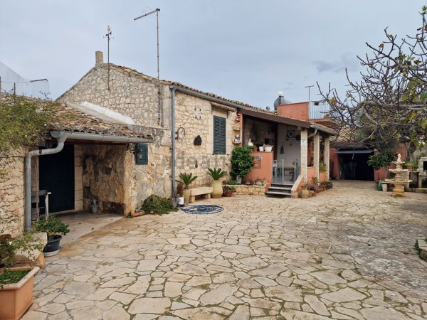 casa indipendente in vendita a Modica in zona Sacro Cuore