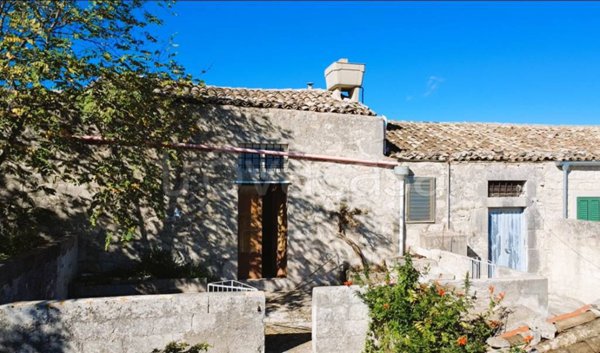 casa indipendente in vendita a Modica in zona Frigintini
