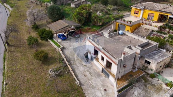 casa indipendente in vendita a Modica in zona Modica Bassa