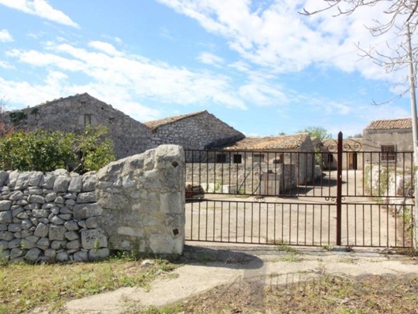 casa indipendente in vendita a Modica