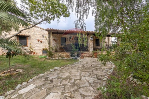 casa indipendente in vendita a Modica