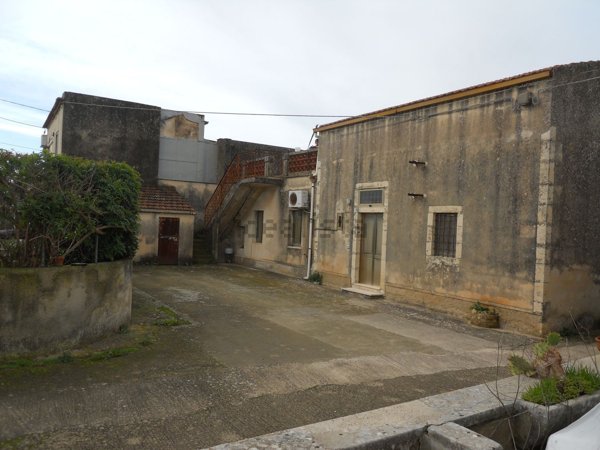 casa indipendente in vendita a Modica
