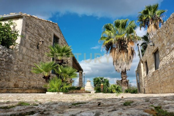 casa indipendente in vendita a Modica