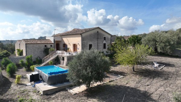 casa indipendente in vendita a Modica in zona Frigintini