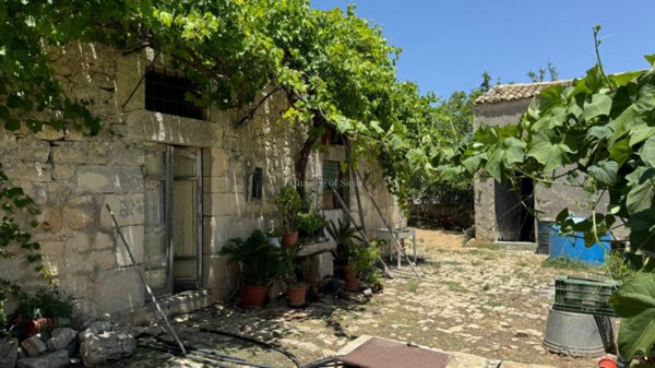 casa indipendente in vendita a Modica