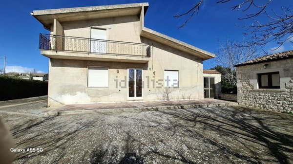 casa indipendente in vendita a Modica