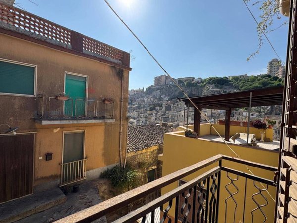 casa indipendente in vendita a Modica in zona Modica Bassa