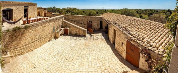 casa indipendente in vendita a Modica in zona Frigintini