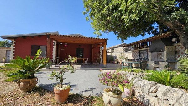 casa indipendente in vendita a Modica