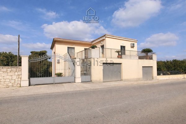 casa indipendente in vendita a Modica