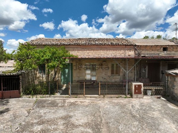 casa indipendente in vendita a Modica