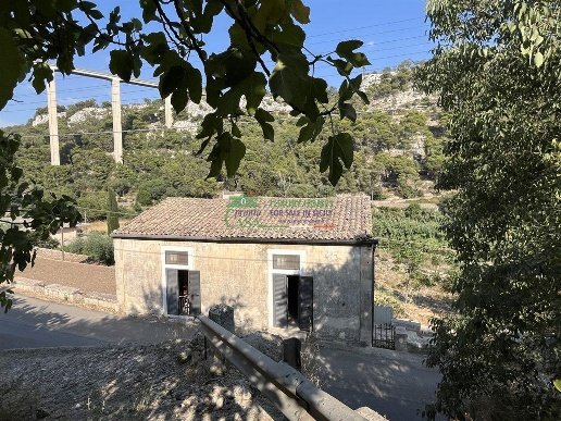 casa indipendente in vendita a Modica in zona Modica Bassa