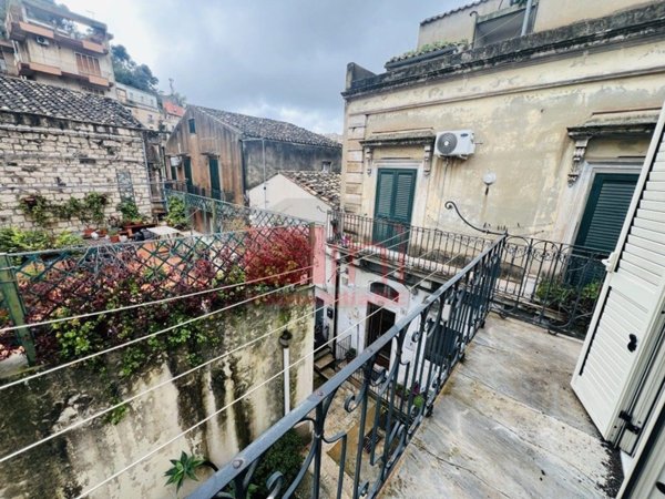 casa indipendente in vendita a Modica