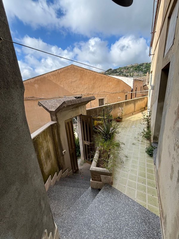 casa indipendente in vendita a Modica