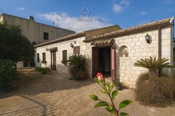 casa indipendente in vendita a Modica