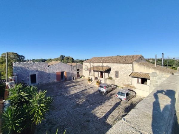 casa indipendente in vendita a Modica in zona Frigintini