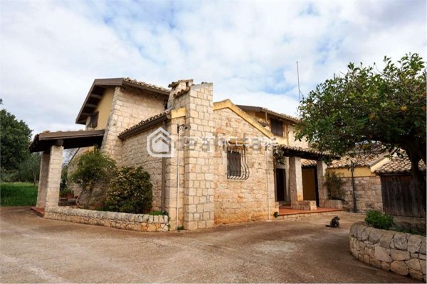 casa indipendente in vendita a Modica