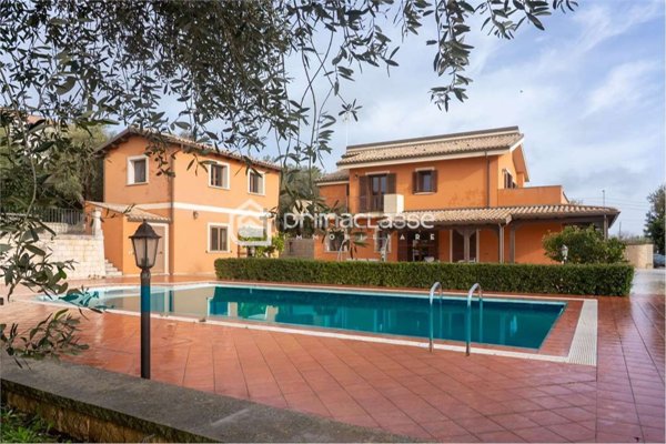 casa indipendente in vendita a Modica