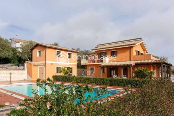 casa indipendente in vendita a Modica