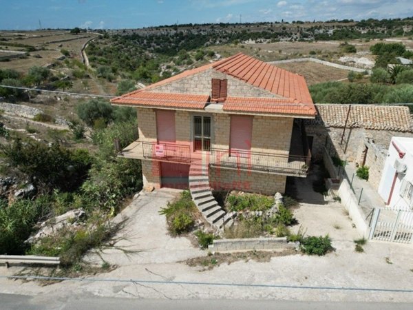 casa indipendente in vendita a Modica