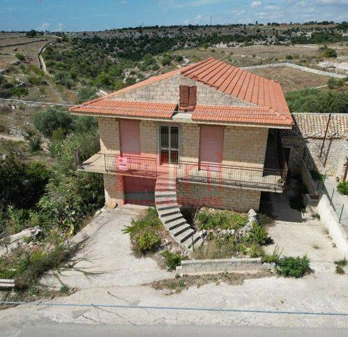 casa indipendente in vendita a Modica