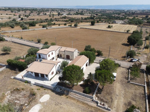 casa indipendente in vendita a Modica