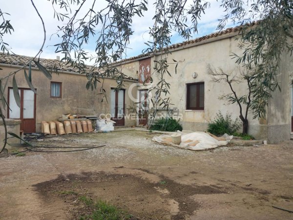 casa indipendente in vendita a Modica
