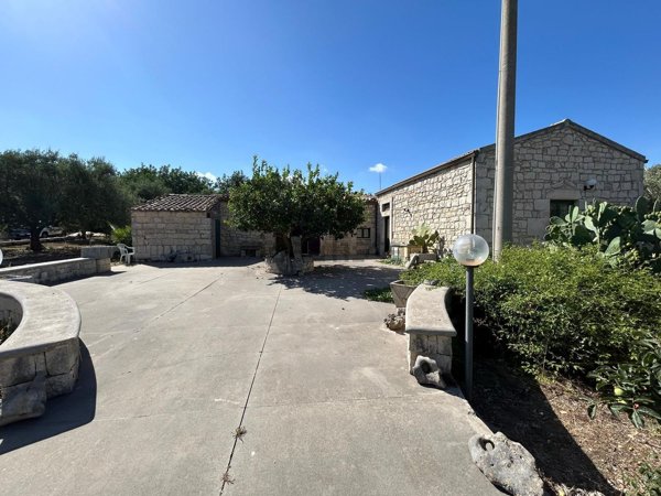 casa indipendente in vendita a Modica