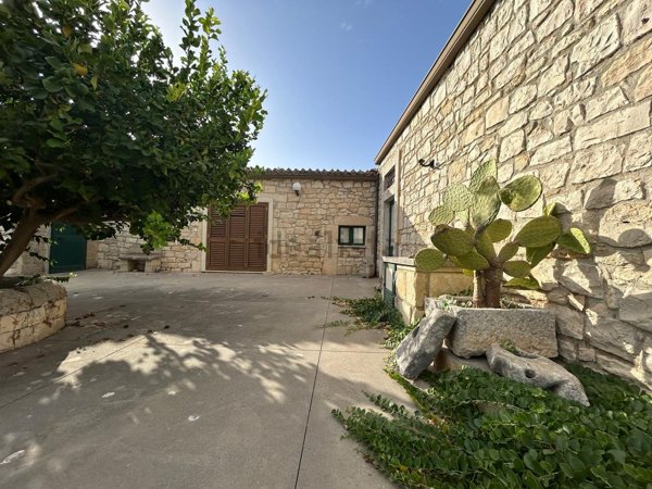 casa indipendente in vendita a Modica