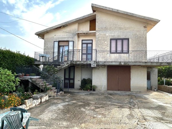 casa indipendente in vendita a Modica