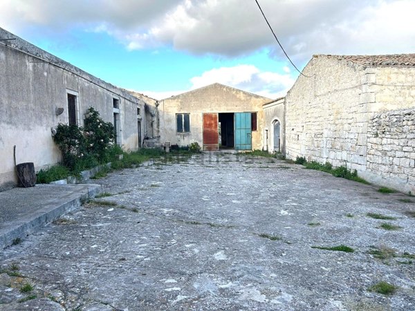casa indipendente in vendita a Modica