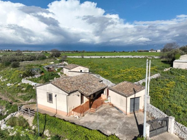 casa indipendente in vendita a Modica