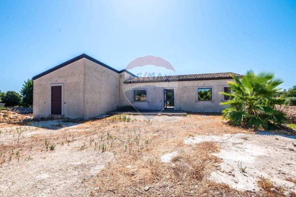 casa indipendente in vendita a Modica