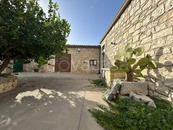 casa indipendente in vendita a Modica