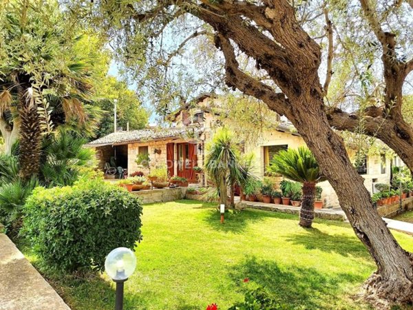 casa indipendente in vendita a Modica