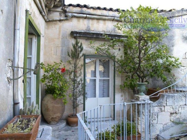 locale commerciale in vendita a Modica in zona Modica Alta