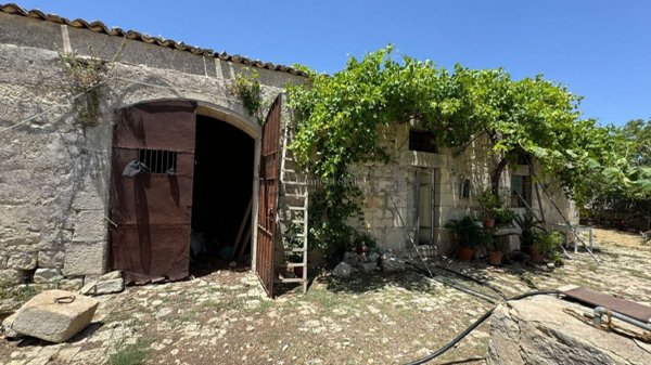 casa indipendente in vendita a Modica
