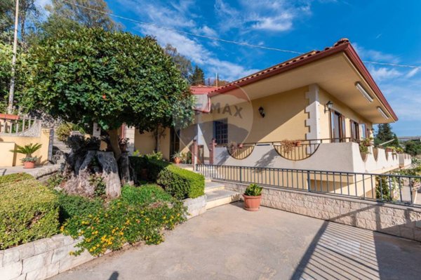casa indipendente in vendita a Modica in zona Modica Bassa