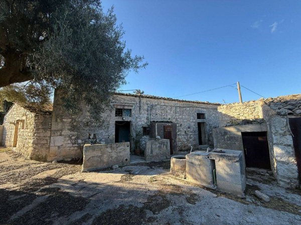 casa indipendente in vendita a Modica