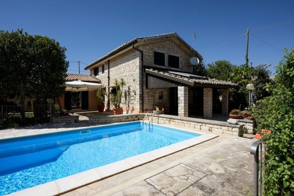 casa indipendente in vendita a Modica