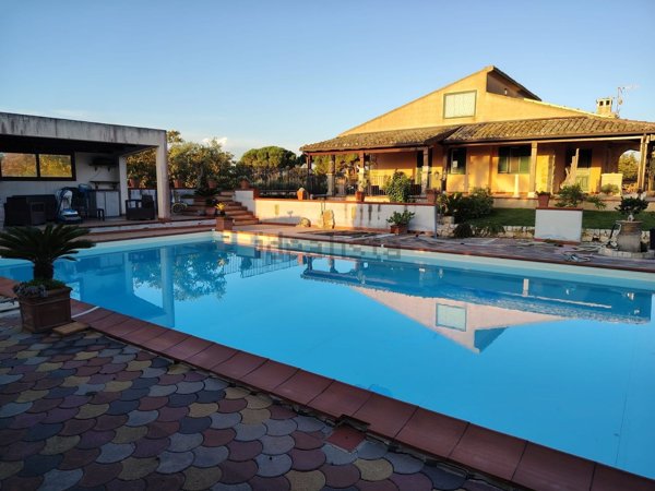 casa indipendente in vendita a Modica