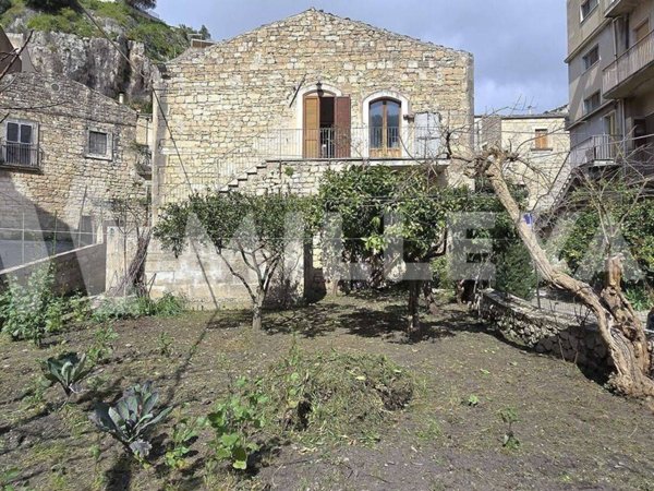 casa indipendente in vendita a Modica in zona Modica Bassa