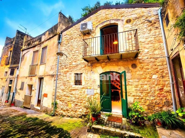 casa indipendente in vendita a Modica in zona Modica Bassa