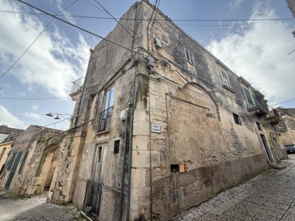 casa indipendente in vendita a Modica in zona Modica Alta
