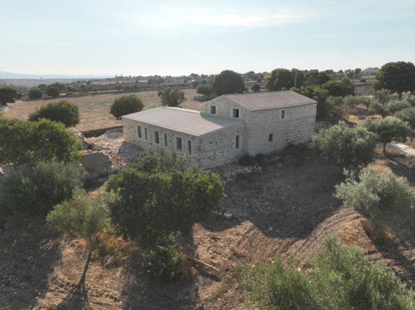 casa indipendente in vendita a Modica