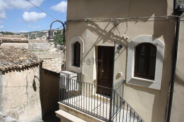 casa indipendente in vendita a Modica in zona Modica Bassa