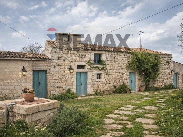 casa indipendente in vendita a Modica