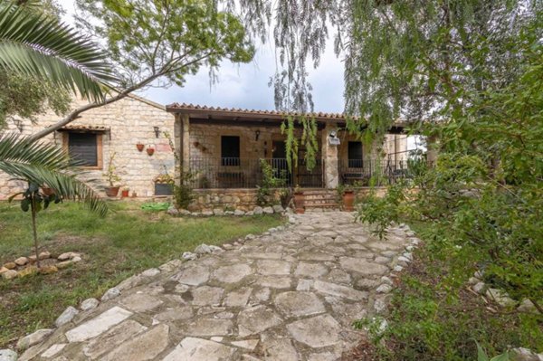 casa indipendente in vendita a Modica