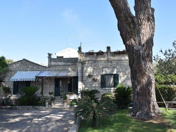 casa indipendente in vendita a Modica